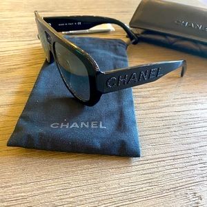 These are brand new Chanel pilot sunglasses- the lenses are mirrored.